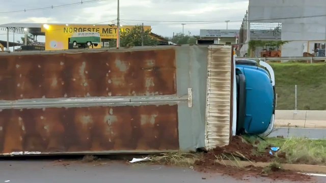 Caminhão carregado com sofás tomba no perímetro urbano da PR-323 em Umuarama