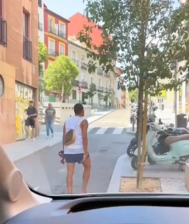 Inmigrante en madrid tirando las motos
