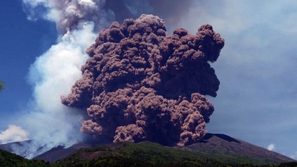 El monte Etna arroja una enorme nube de cenizas, rocas y gases
