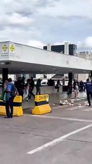 PMs usam spray de pimenta contra ambulantes na rodoviária
