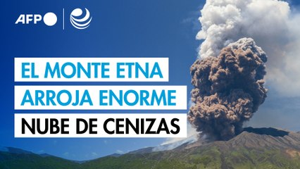El monte Etna arroja una enorme nube de cenizas, rocas y gases