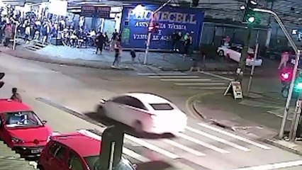 Vídeo mostra jovem sendo executado com mais de dez tiros em Curitiba