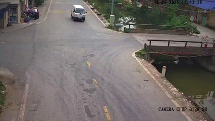 Hombre queda colgado de puente tras lanzarse desde motocicleta que cayó en un río