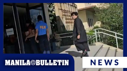 Darryl Yap arrives at Muntinlupa court over Vic Sotto's cyber libel complaint
