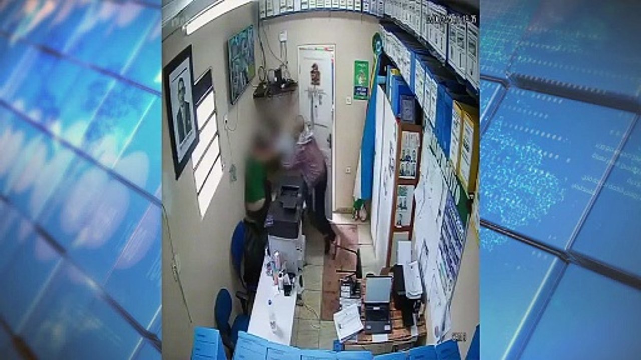 Professor invade sala e esfaqueia diversas vezes diretor de escola