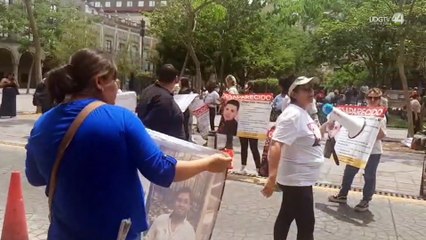 Familiares de personas desaparecidas ya no quieren mesas de trabajo; bloquean calle frente a Palacio