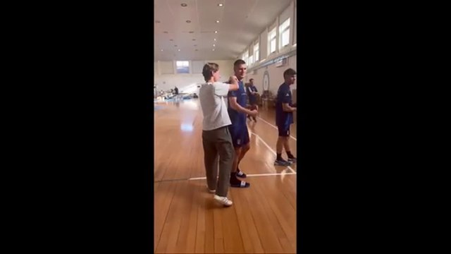 Edoardo Bove, visita a sorpresa alla nazionale under 21 in ritiro a Tirrenia