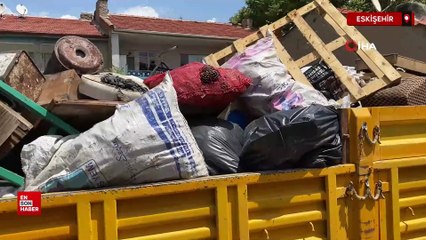 Eskişehir’de 2 yıldır temizlenmeyen evden 2 kamyon çöp çıktı