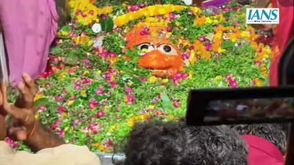 Prayagraj के हनुमान मंदिरों में ज्येष्ठ माह के चौथे बड़े मंगलवार पर लगी श्रद्धालुओं की भीड़