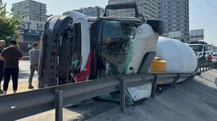 Küçükçekmece D-100 yan yolda beton mikseri devrildi
