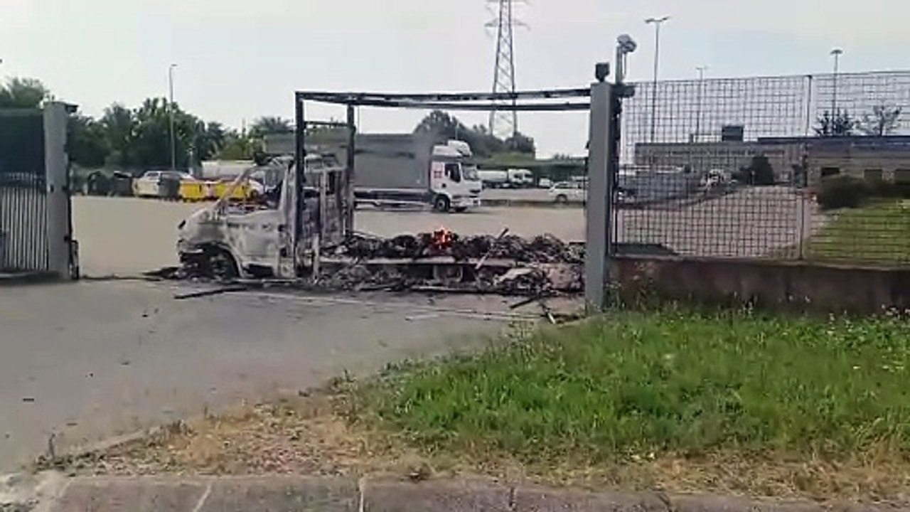 Lacchiarella, rapina al centro logistico: video