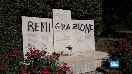 Nuovo sfregio sulla lapide dei partigiani di Forte Bravetta, compare la scritta «remigrazione»