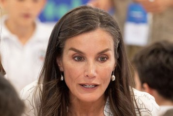 Le serre-tête invisible : l’élégant subterfuge de la reine Letizia d’Espagne pour créer une coiffure anti-âge simple