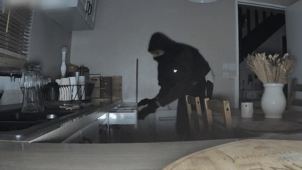 Elle se cache sur le toit pour lui échapper...