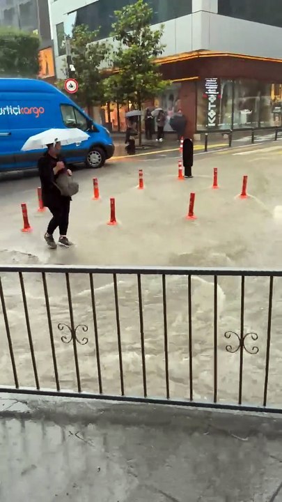 Trabzon'da Esnaf İsyan Etti! Dükkanları Su içinde Kaldı...