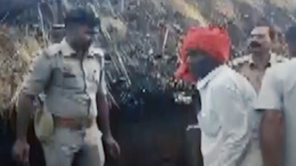 मोबाइल पर बात करती पत्नी पर भड़का पत‍ि, काट डाली गर्दन
