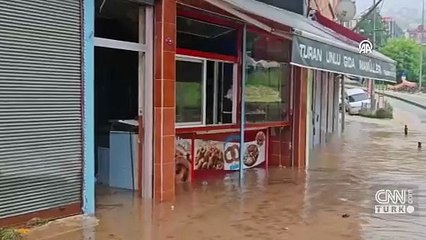 Trabzon’da şiddetli yağış hayatı felç etti! Rögarlar taştı, araçlar yolda kaldı