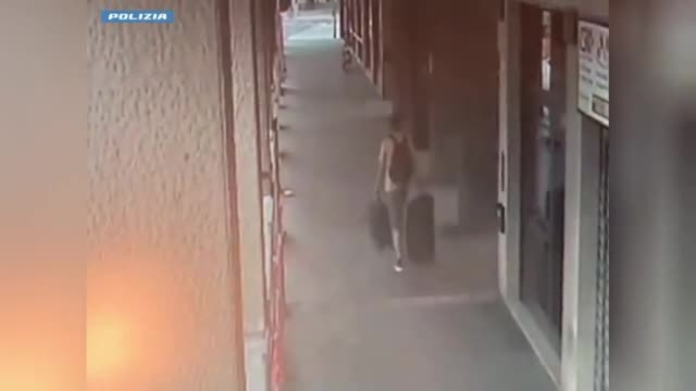 Il duplice omicidio di Bologna, il video del presunto assassino che esce dall'appartamento con le valigie