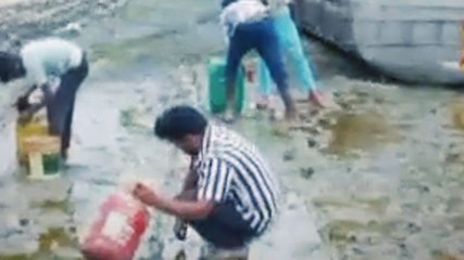 रिफाइंड तेल से लदा टैंकर पलटा, कीचड़ से भी छान–छानकर बर्तनों में भर ले गए लोग, Video Viral