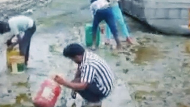 रिफाइंड तेल से लदा टैंकर पलटा, कीचड़ से भी छान–छानकर बर्तनों में भर ले गए लोग, Video Viral