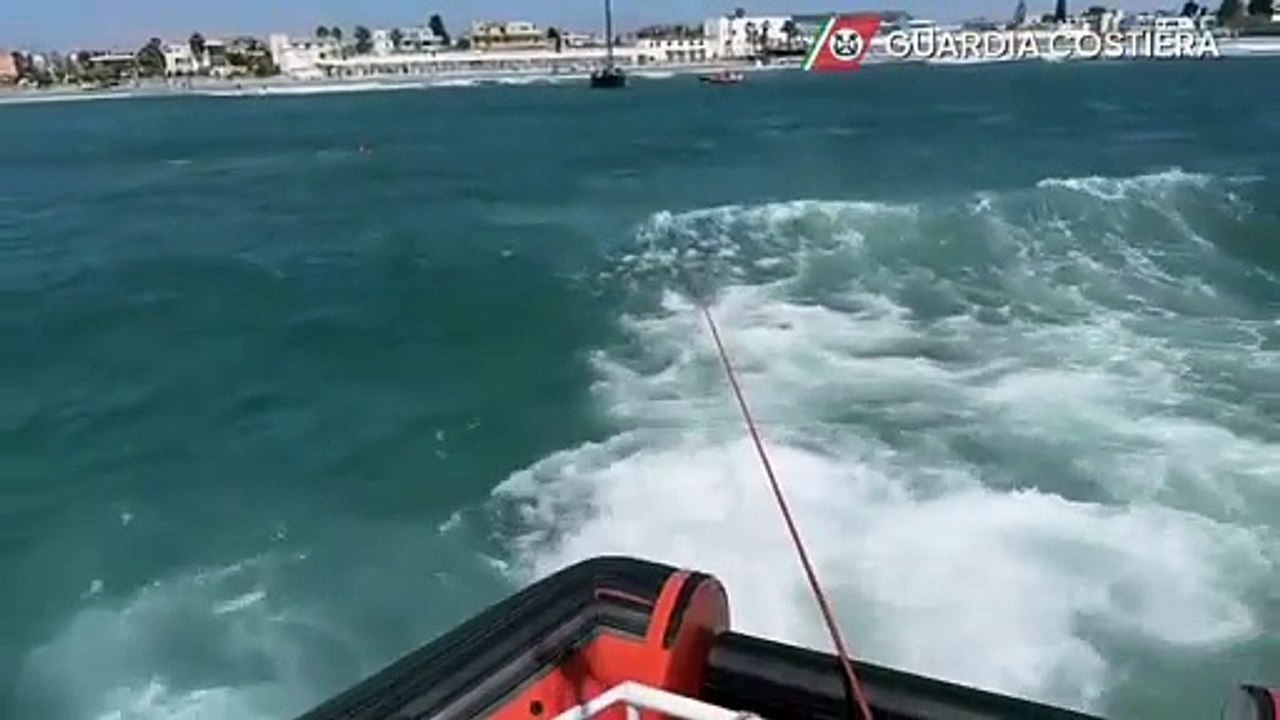 Cagliari, barca a vela arenata davanti al Poetto: il soccorso della Guardia Costiera
