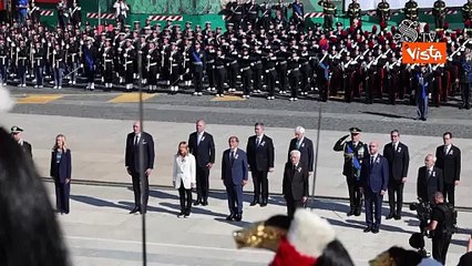 Il look di Meloni per le celebrazioni del 2 Giugno, scarpe da tennis (eleganti) e completo spezzato