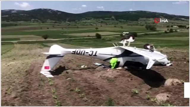 Bilecik'te panik anları: İniş yapan eğitim uçağı ters döndü