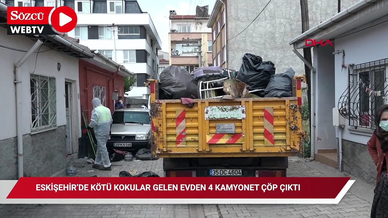 Eskişehir’de kötü kokular gelen evden 4 kamyonet çöp çıktı