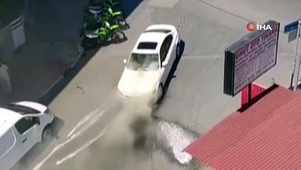 Küçükçekmece'de seyir halindeki araç yanmaya başladı!