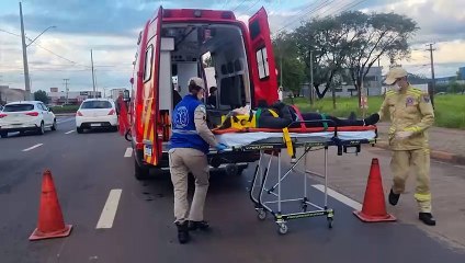 Colisão entre carro e moto deixa mulher ferida na Avenida Carlos Gomes