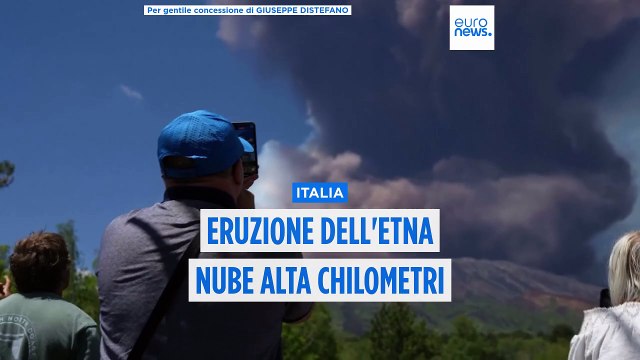 Eruzione dell'Etna: crolla parte del cratere, colonna di cenere alta chilometri