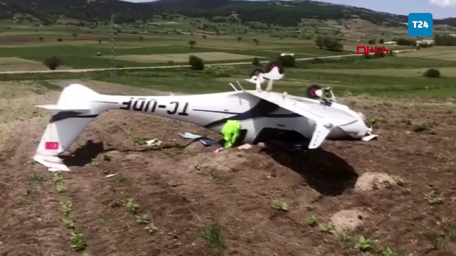 Tarlaya zorunlu iniş yapan eğitim uçağı ters döndü