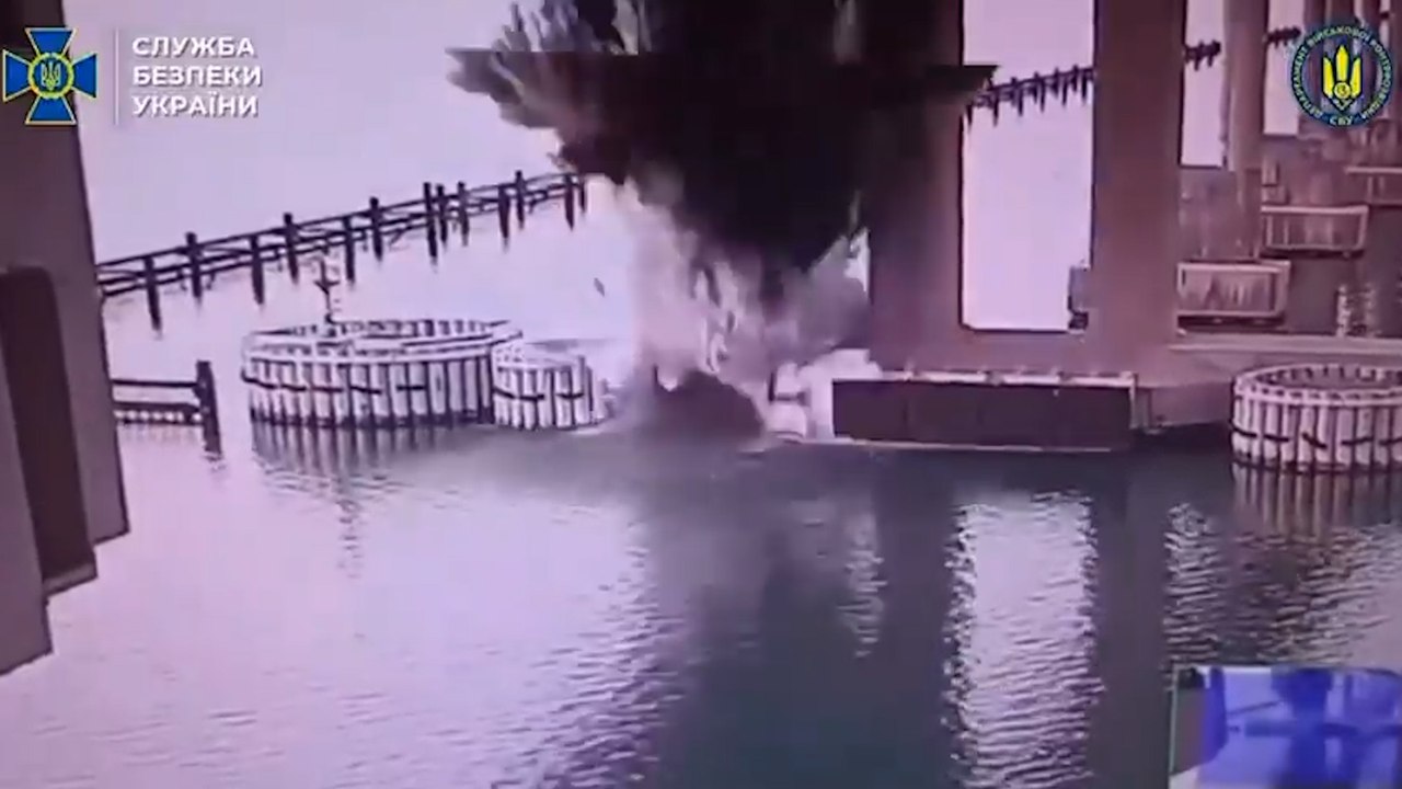 Ucrania asegura haber dañado el puente de Crimea con más de mil kilos de explosivos colocados bajo el agua