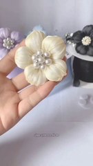 DIY Flower Tutorial via: @lacos_dicasCreate beautiful handmade flowers with simple materials! This step-by-step guide will show you how to craft stunning blooms for decorations, gifts, or home décor.