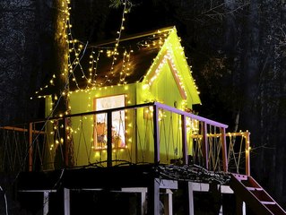 DIY treehouse idea and helpful building tips for you to try this summer!