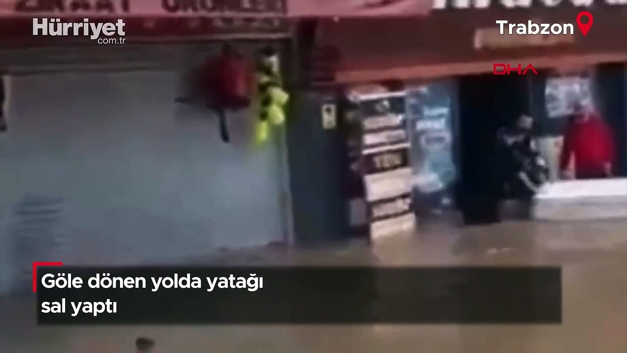 Trabzon'da şiddetli yağış: Göle dönen yolda yatağı sal yaptı