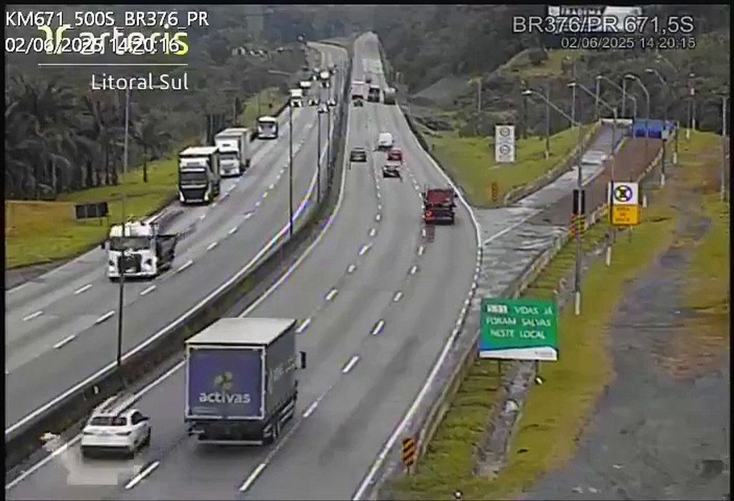 Caminhão sem freios carregado com ração vai quase até o fim da área de escape na BR-376