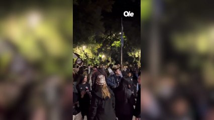 Los hinchas de Platense aguardan en el Parque Saavedra la llegada del plantel