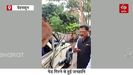 देहरादून में दर्दनाक हादसा, सवारियों से भरे वाहन के ऊपर गिरा विशालकाय पेड़, एक की मौत