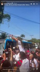 Viviane Noronha Aguarda MC Poze na Porta do Complexo de Gericinó 🚶‍♀️