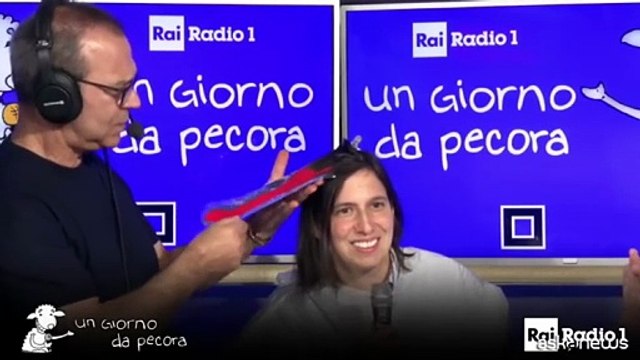 Schlein si tinge una ciocca di capelli di rosso a Un Giorno da Pecora
