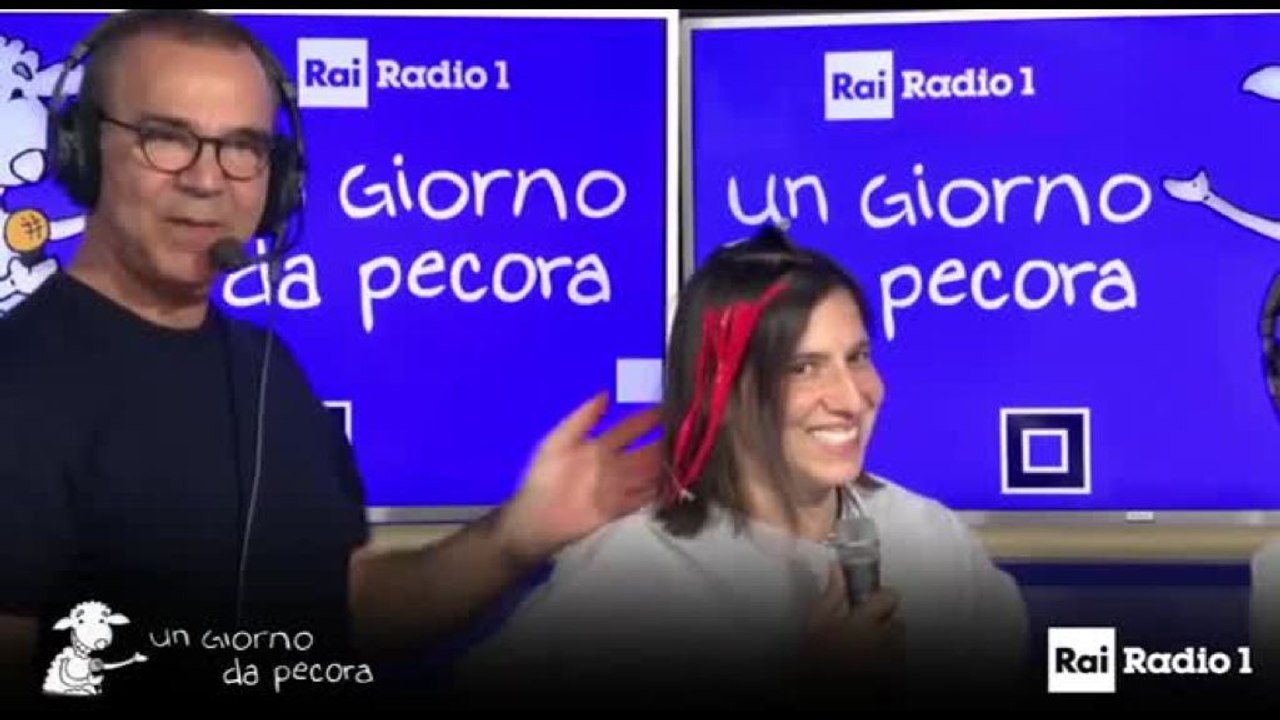 Schlein si tinge una ciocca di capelli di rosso a Un Giorno da Pecora