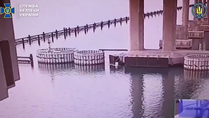 Ucraina, l'Sbu fa saltare un ponte strategico in Crimea: le immagini
