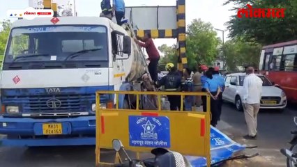 २३ हजार लिटर पेट्रोल घेऊन जाणारा टँकर उड्डाणपुलावर धडकला, आणि मग..