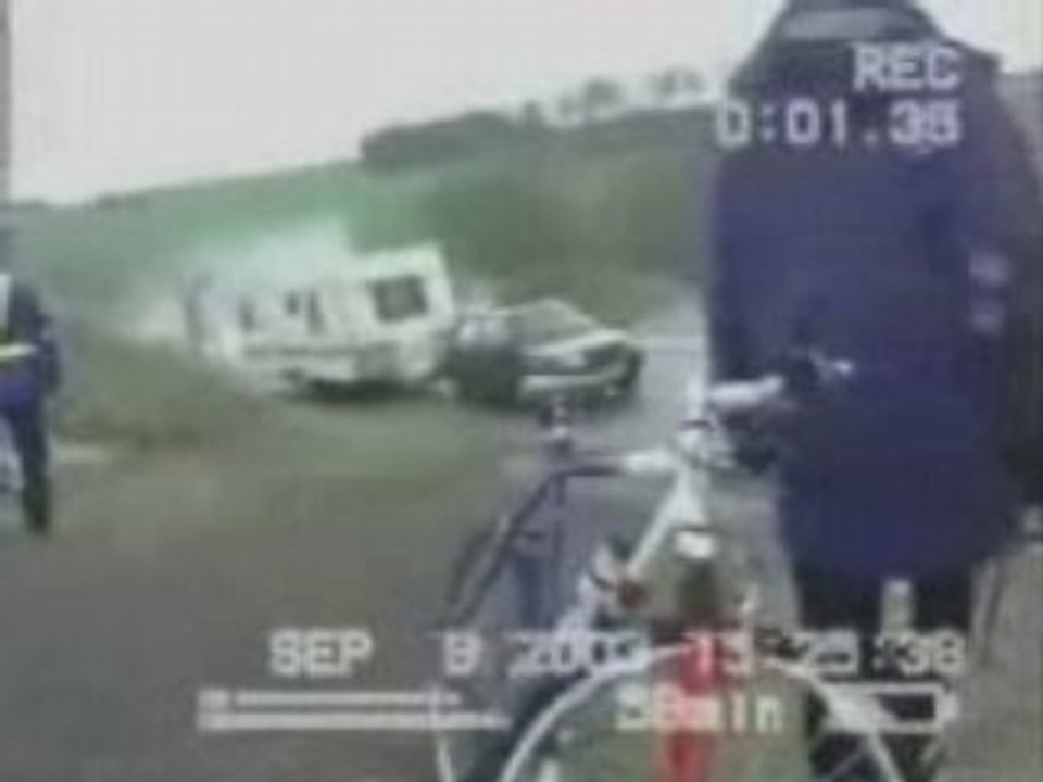 Caravane tracte une voiture Hallucinant  !