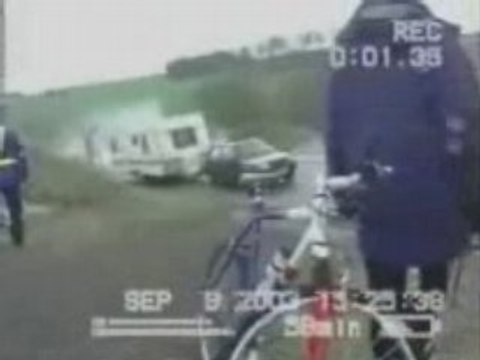 Caravane tracte une voiture Hallucinant !