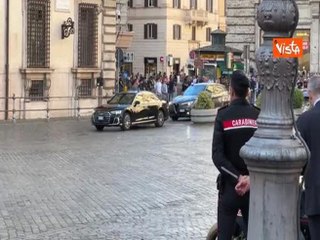 Macron arriva a Palazzo Chigi per incontrare Meloni