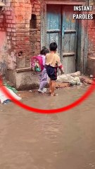 Ce grand-frère permet à sa sœur de traverser le chemin sans se mouiller