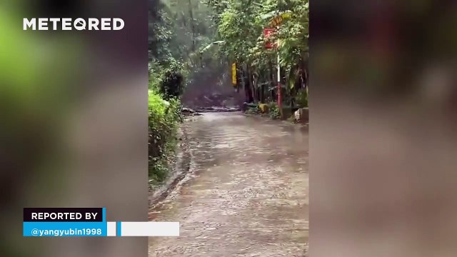 A woman is swept away by a mudslide in Nujiang, China! Fortunately, it was just a big scare.