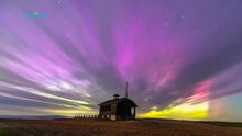 Time-lapse captura la aurora boreal sobre una escuela abandonada de Oregón